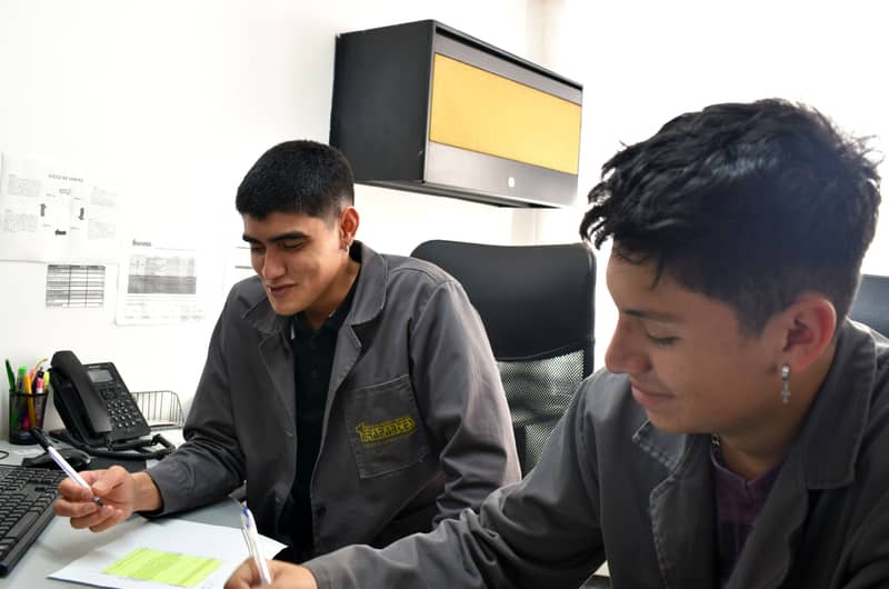 Miembros del equipo comercial trabajando